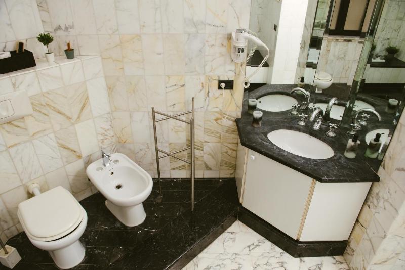 Two Double Rooms with Private External Bathroom image 4