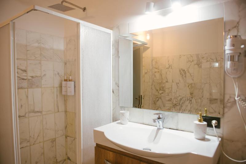 Two Connecting Double Rooms image 3