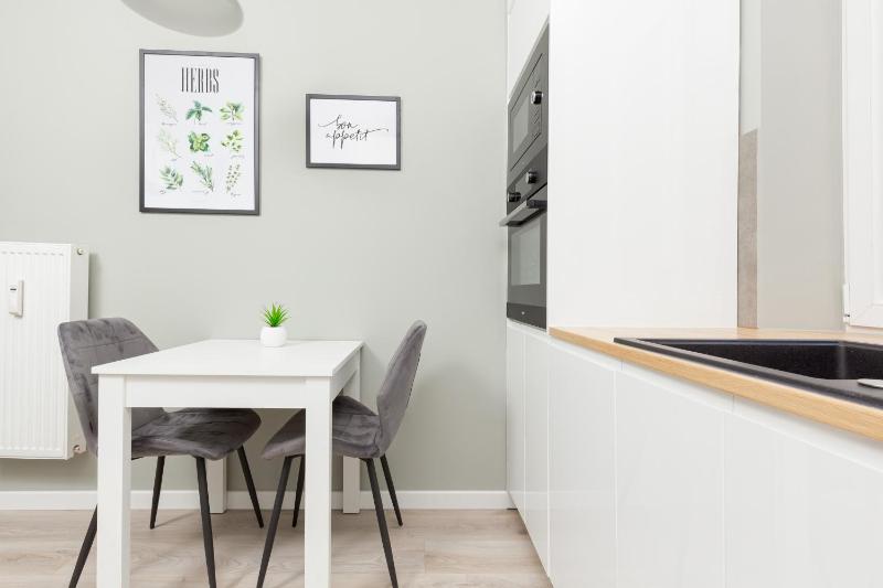 Central Apartment Emilii Plater by Noclegi Renters - image 11