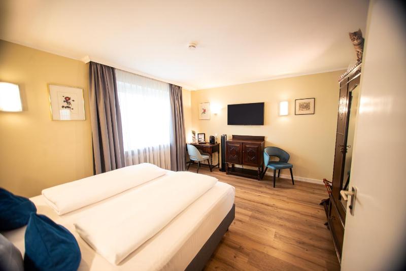 Double Room with Courtyard View image 2