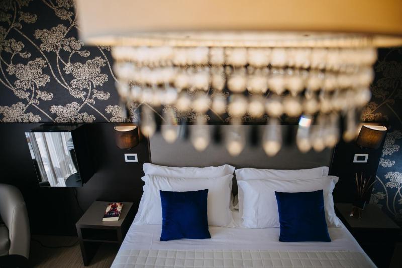 Deluxe Room image 3