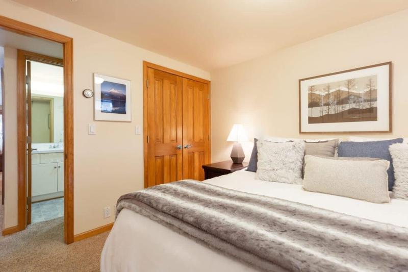 Comfort & Location - 2 BR 2BA - Steps to Town - image 38