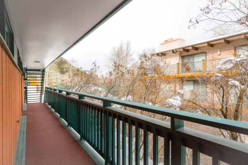 Comfort & Location - 2 BR 2BA - Steps to Town - image 22