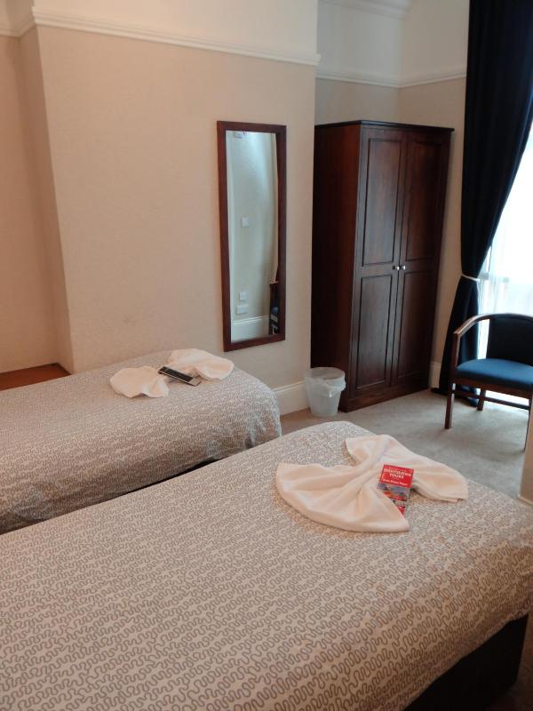 Twin Room with Private Bathroom image 1
