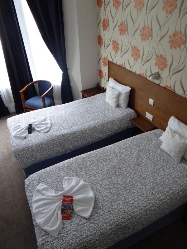 Twin Room with Private Bathroom image 3