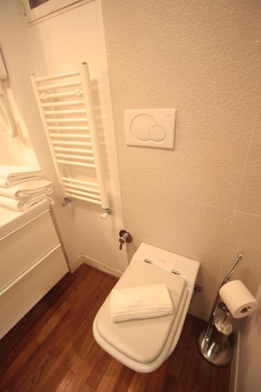 Double Room with Shared Bathroom image 3