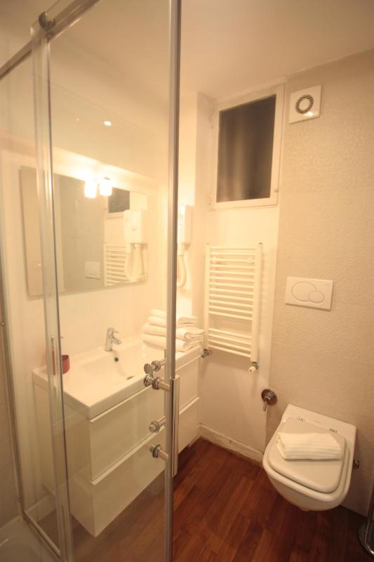 Double Room with Shared Bathroom image 2