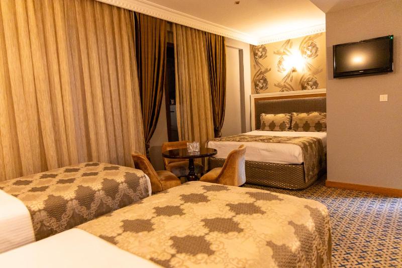 Quadruple Room with Balcony image 4