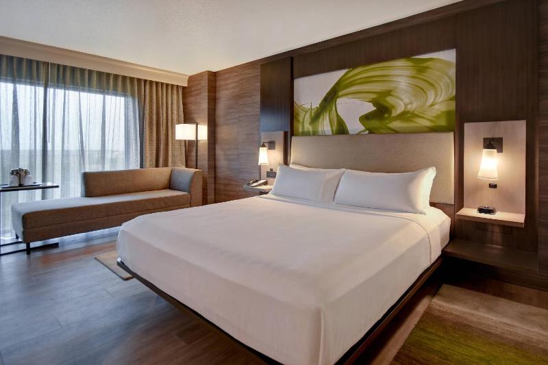 Guest Room with King Bed image 1