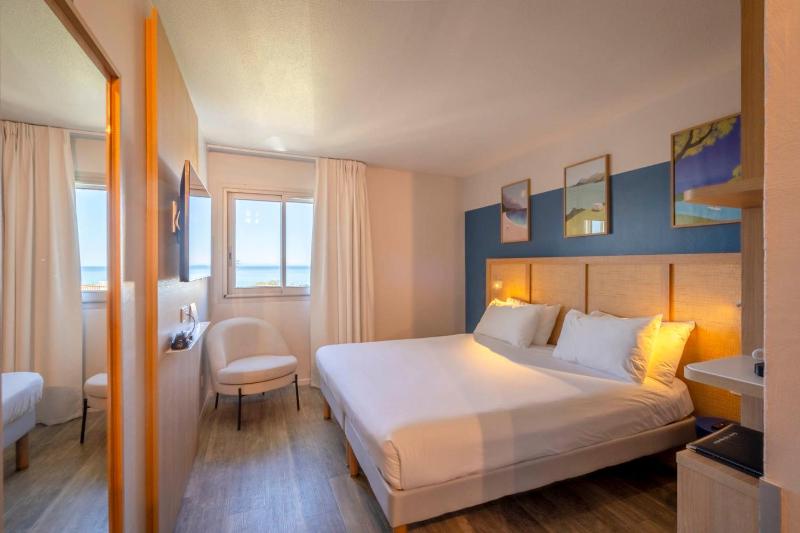 Standard Room with Sea View image 2