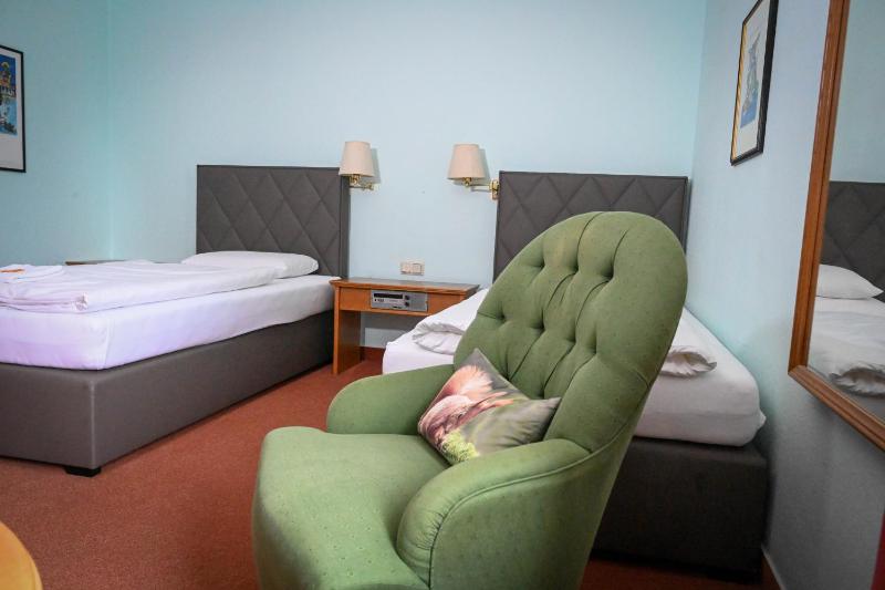 Standard Double Room image 3