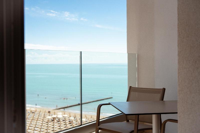 Double Room with Partial Sea View image 3