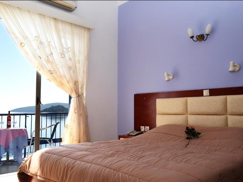 Double or Twin Room with Sea View image 2