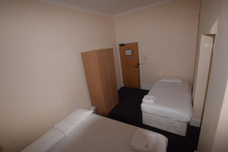 Basic Triple Room with Shared Bathroom image 4