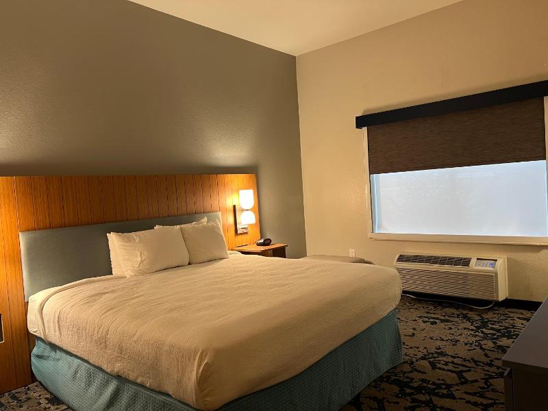 King Room with Tub - Disability Access/Non Smoking/Ground floor/Interior Corridor image 1