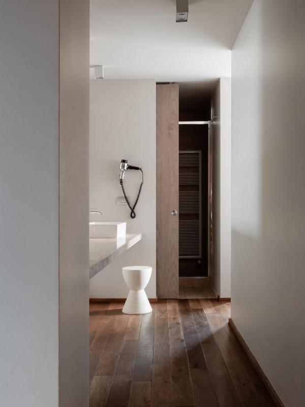 Deluxe Double or Twin Room image 4