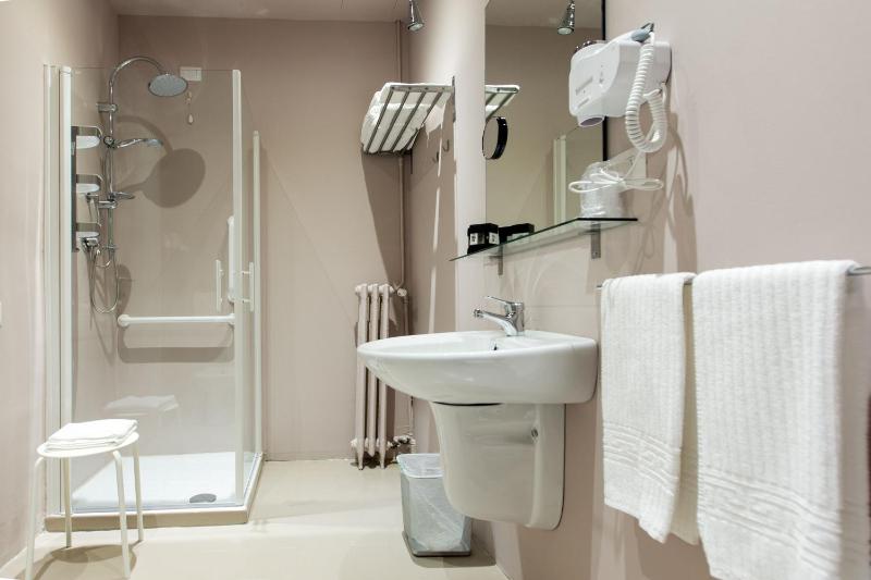 Triple Room with Private Bathroom image 2