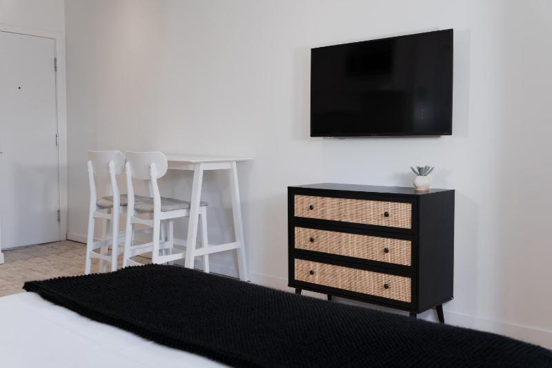 #8 - Refined Studio - Self Check in - Plateau - St-Denis - AC - TV - image 11