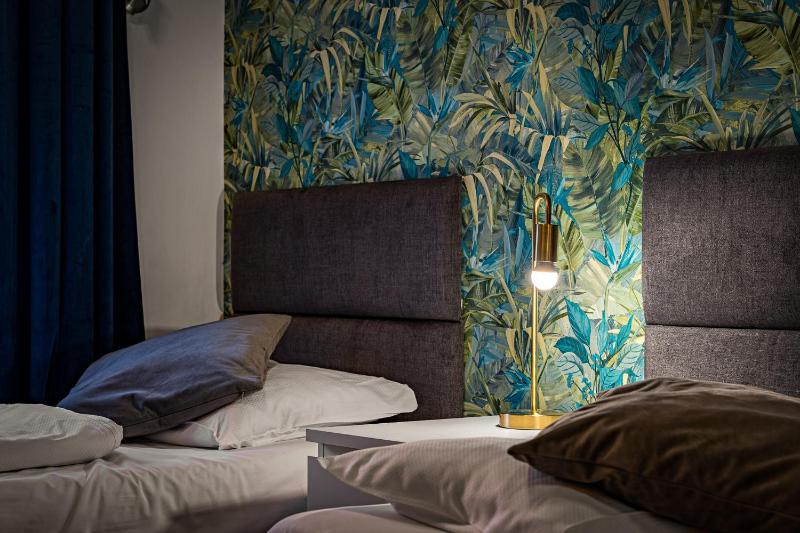 Standard Twin Room image 4