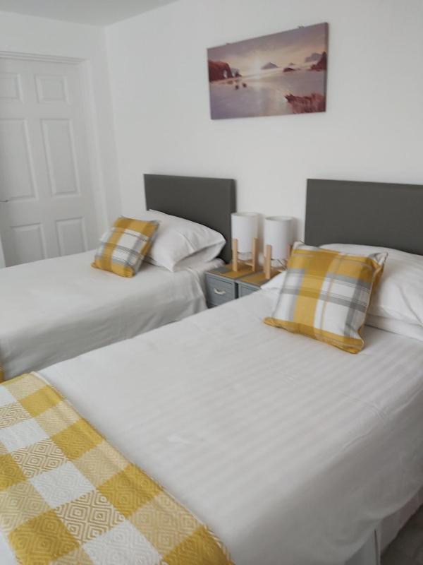 Twin Room with Private Bathroom image 1