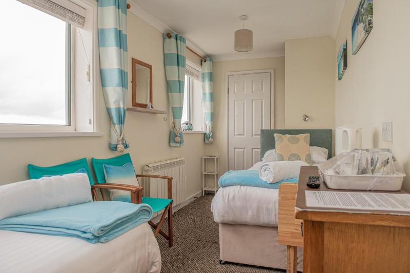 Twin Room with Private Bathroom image 1