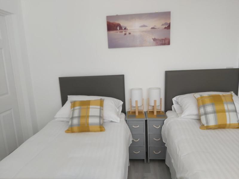 Twin Room with Private Bathroom image 4