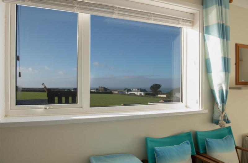 Twin Room with Private Bathroom image 4