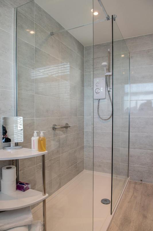 Twin Room with Private Bathroom image 2