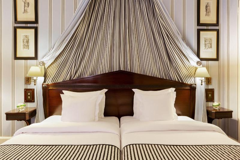 Deluxe Twin Room image 4