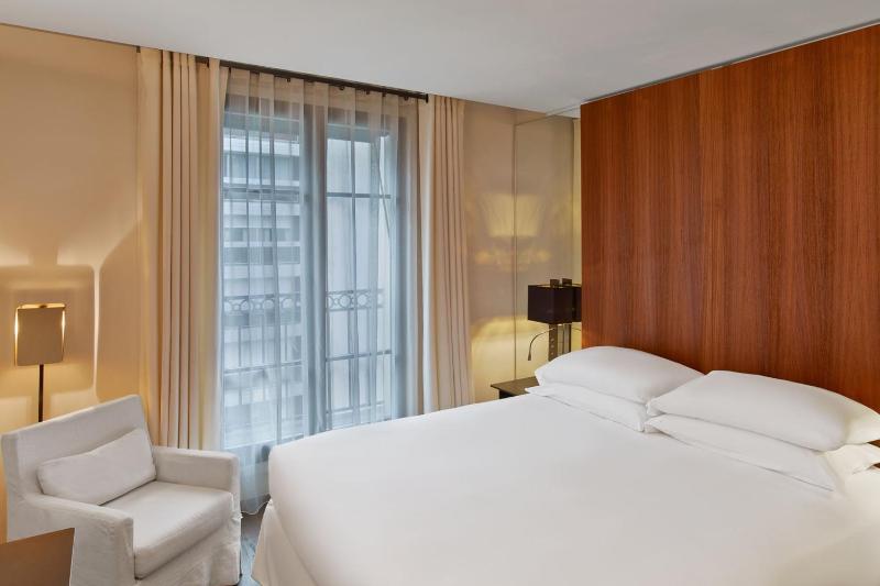 Superior, Guest room, 1 King                        image 4