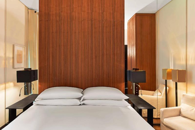 Prestige Queen Room with Partial Eiffel View                   image 4