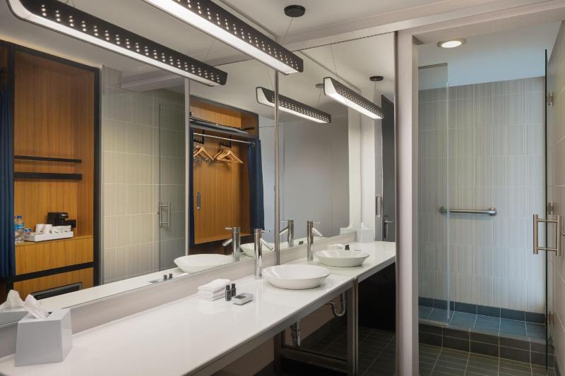 Deluxe, Larger Guest room, 2 Queen, City view image 3