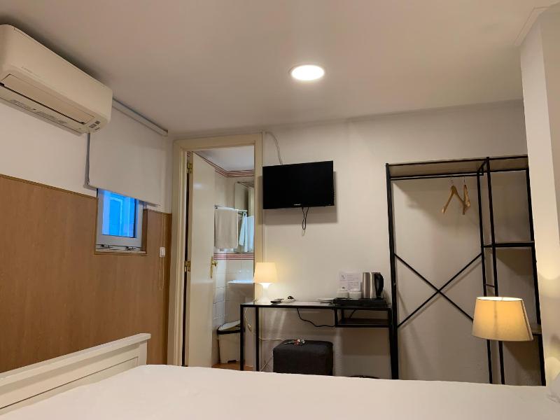 Double Room image 4