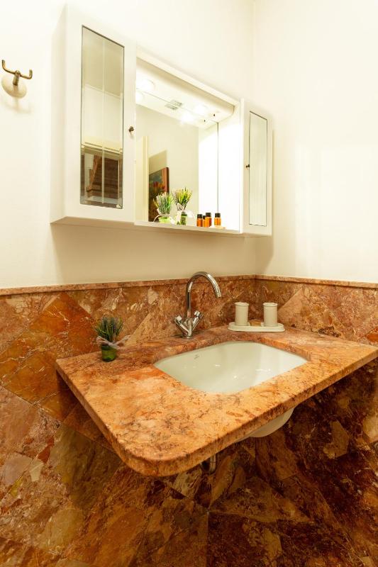 One-Bedroom Apartment - Via Torquato Tasso 30 image 3