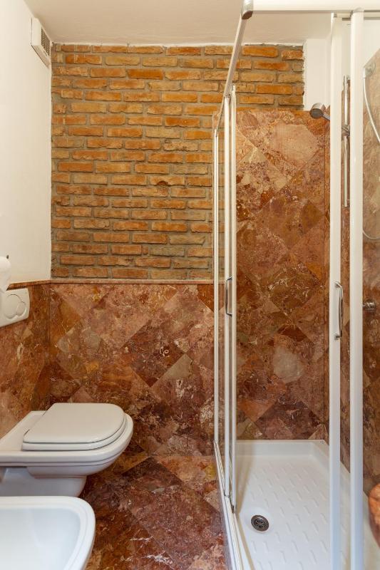 One-Bedroom Apartment - Via Torquato Tasso 30 image 4
