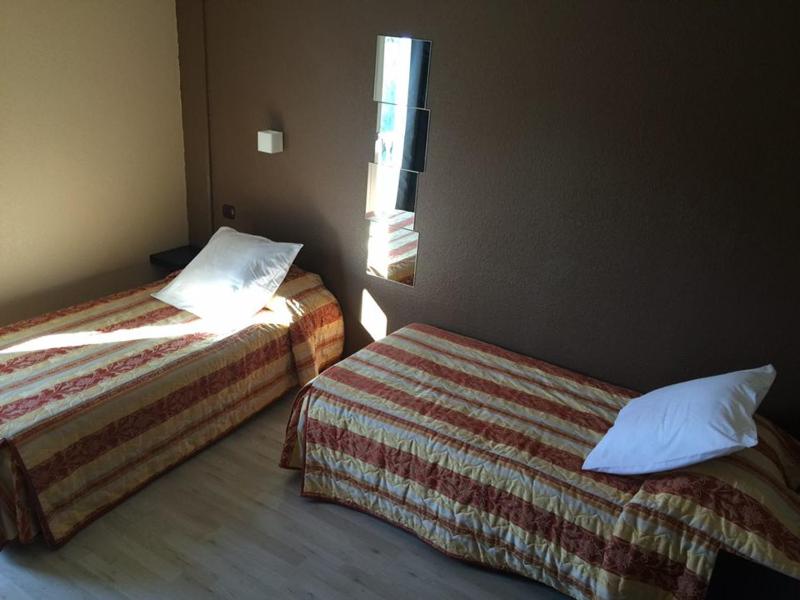 Twin Room image 3