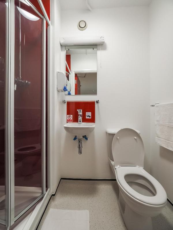 Standard Triple Room with En-suite Bathroom image 2