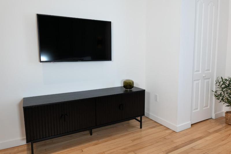 #11 - Upscale Studio - Self Check in - Plateau - St-Denis - AC - TV - image 3