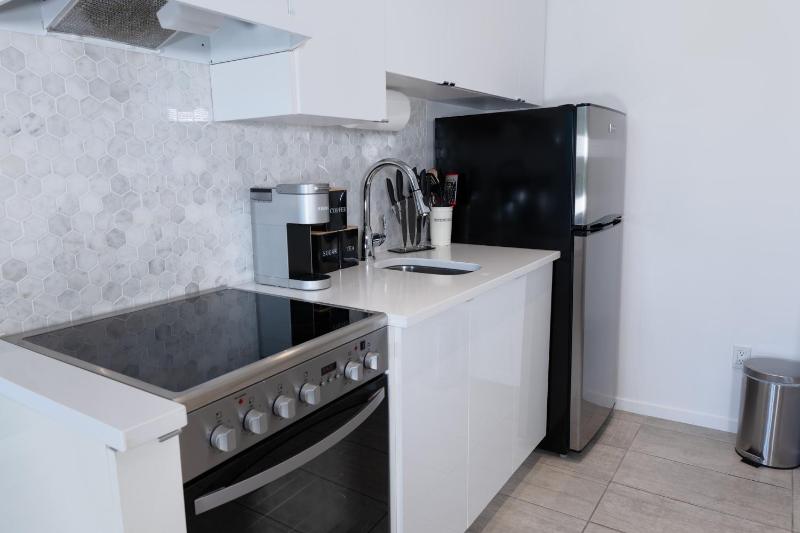 #11 - Upscale Studio - Self Check in - Plateau - St-Denis - AC - TV - image 12