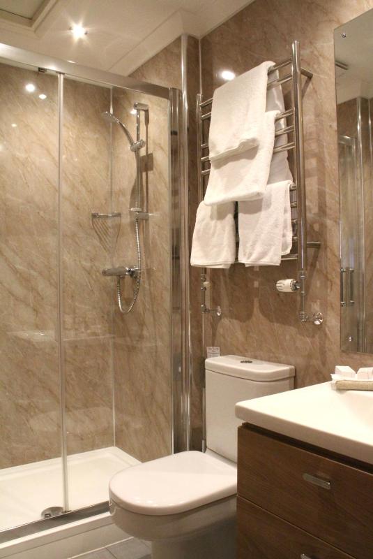 Small Twin Room image 3