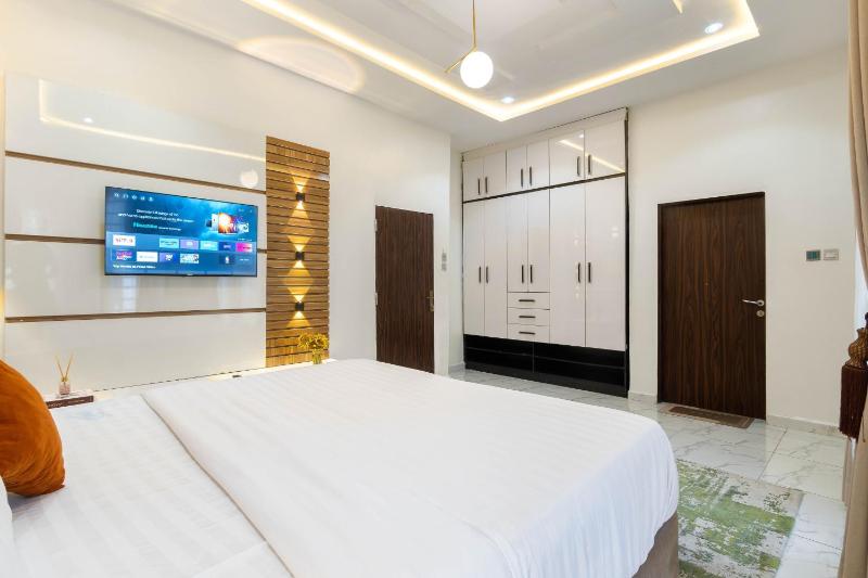 Fully Furnished 4 Bedroom Shortlet Apartment in Orchid Road Lekki - image 8
