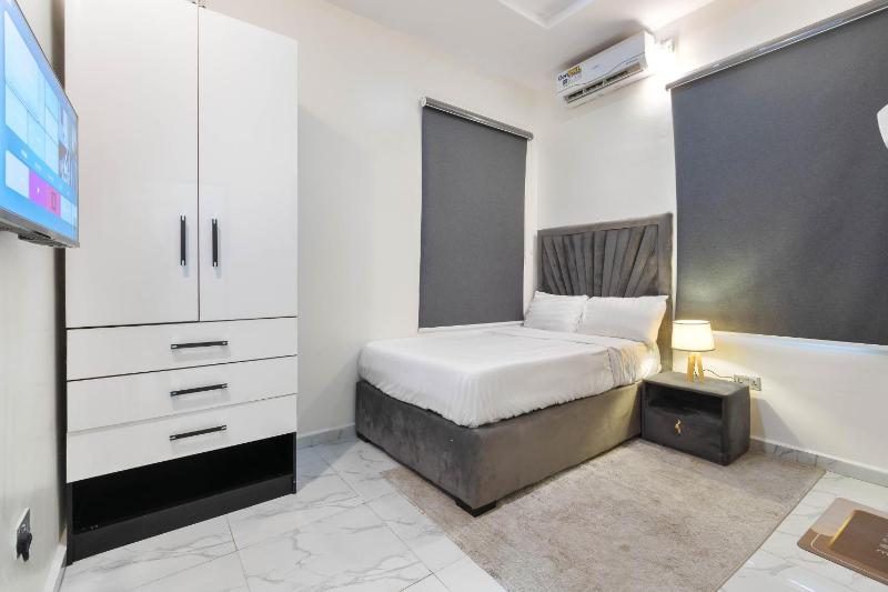 Fully Furnished 4 Bedroom Shortlet Apartment in Orchid Road Lekki - image 4
