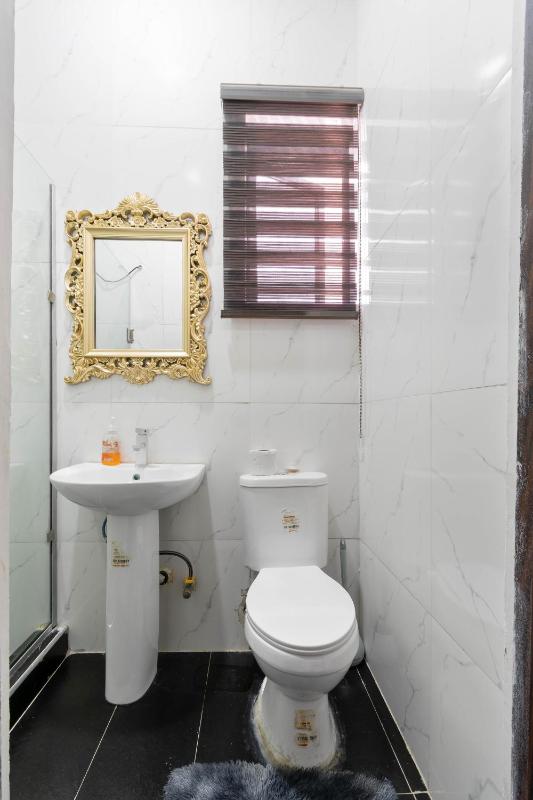 Fully Furnished 4 Bedroom Shortlet Apartment in Orchid Road Lekki - image 5