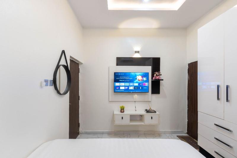 Fully Furnished 4 Bedroom Shortlet Apartment in Orchid Road Lekki - image 6