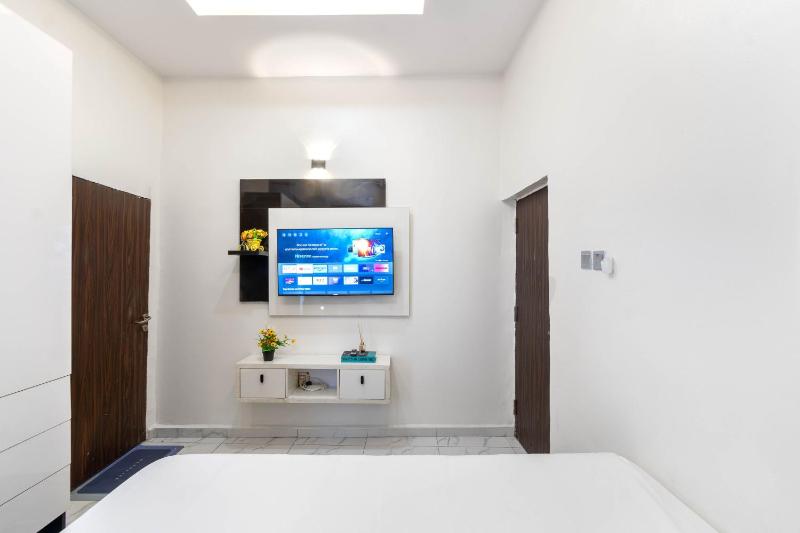 Fully Furnished 4 Bedroom Shortlet Apartment in Orchid Road Lekki - image 10