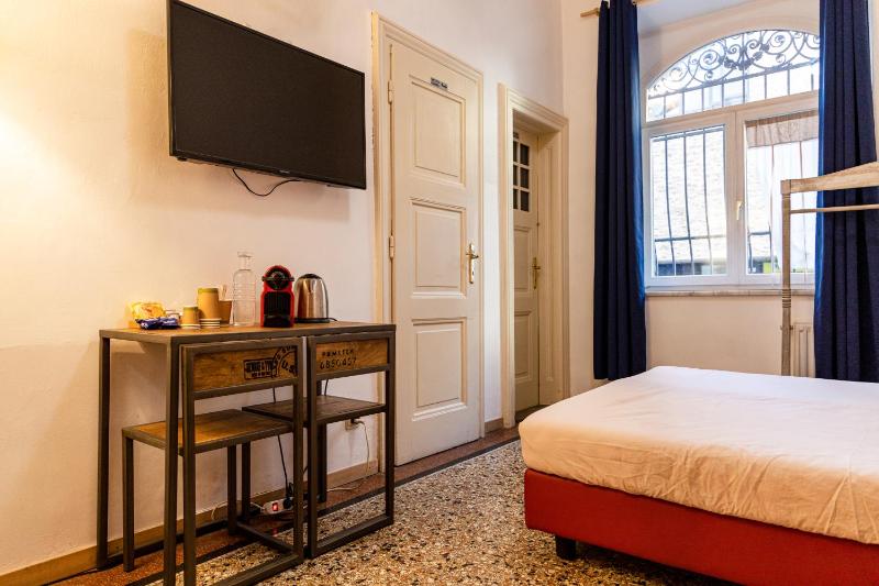 Deluxe Double or Twin Room image 3
