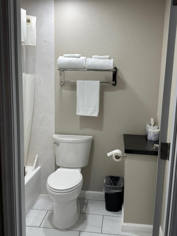 Queen Room image 4