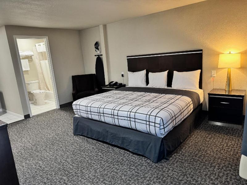 Queen Room image 2
