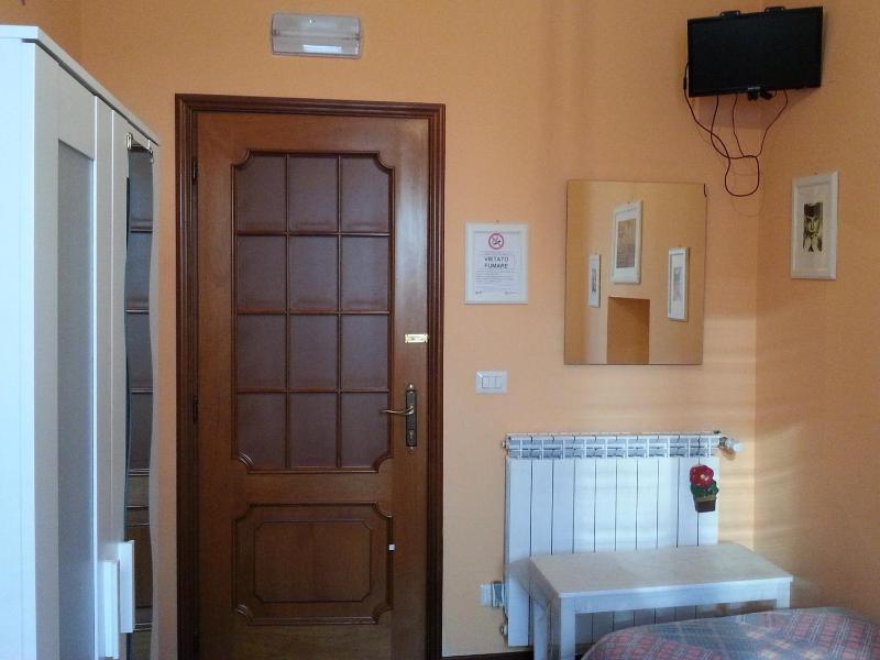 Single Room with Shared Bathroom image 3