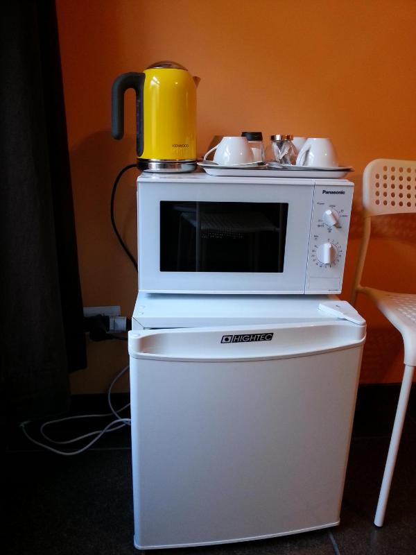 Single Room with Shared Bathroom image 2